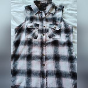 POLLY & ESTHER Ladies Sleeveless Button Up Shirt. Size Large.